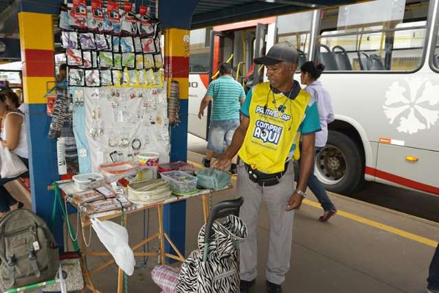 Prefeitura organiza hor&aacute;rio e inicia recadastramento de ambulantes nesta segunda