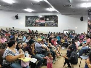 Desde o dia 2 de fevereiro, pais e responsáveis lotam auditório da Secretaria Municipal de Educação (Foto: Aline dos Santos)