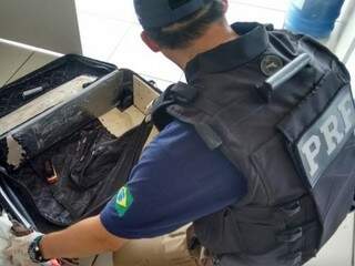 Policial rodoviário federal na apreensão de cocaína (Foto: Divulgação/ PRF)