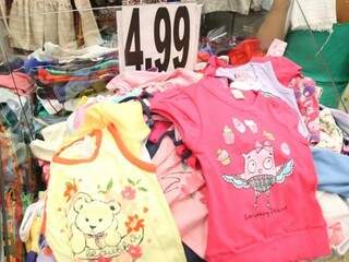 Na Calógeras, roupas infantis são encontradas a partir de R$ 4,99. (Foto: Fernando Antunes)