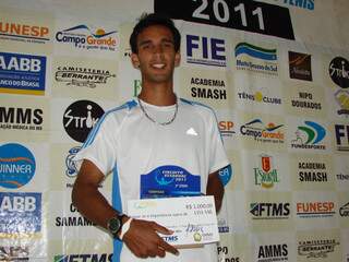 O tenista Lucas Melgarejo, 20 anos, de Ponta Porã, conquistou o título de campeão da 5ª Etapa do Circuito Estadual 2011 da modalidade.