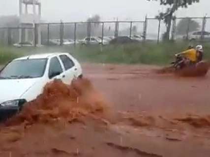 Chuva forte provoca alagamento e deixa carro no meio da rua
