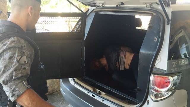 Ref&eacute;m de bandidos, fam&iacute;lia reage a assalto, toma arma e espanca ladr&atilde;o