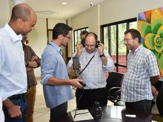 Reitor da UFMS conhece tecnologia que foi doada à universidade (Foto: Divulgação)