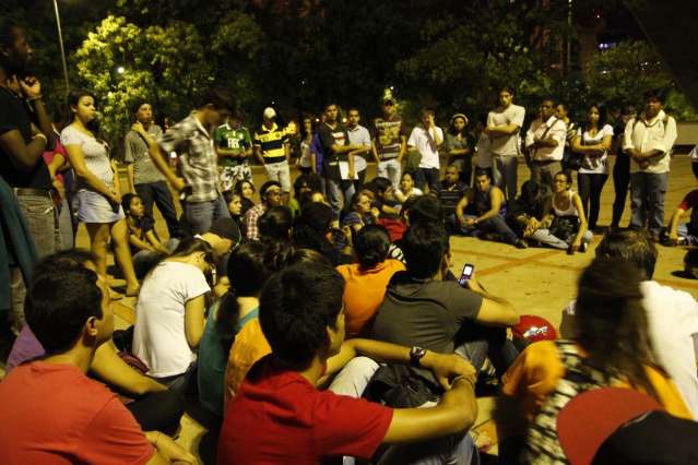 Estudantes discutem protesto e amea&ccedil;am vaia se prefeito aparecer