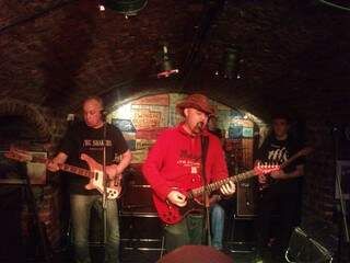 Luis, de vermelho, no palco do Cavern Club em 2012 em Liverpool. (Foto: Arquivo Pessoal)