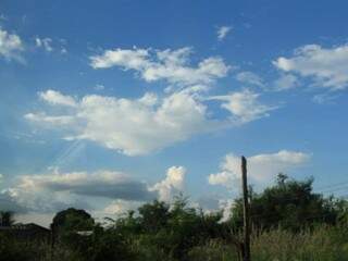 Céu claro com poucas nuvens na tarde deste domingo no Bairro Dom Antônio Barbosa em Campo Grande (Foto: Marina Pacheco)