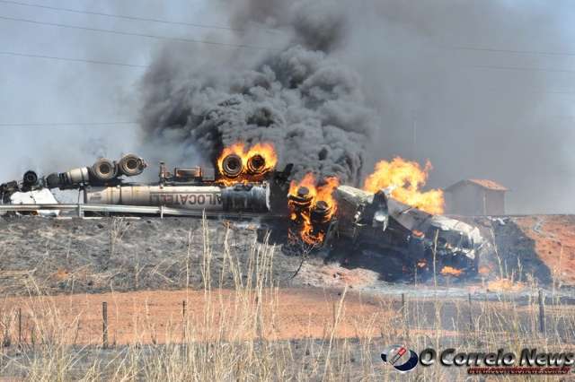 Carreta tomba, explode, pega fogo e caminhoneiro sai ileso na MS-306