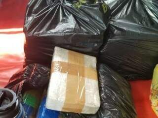 Droga embalada em tabletes que foi localizada com trio suspeito de tráfico de drogas (Foto: Divulgação)