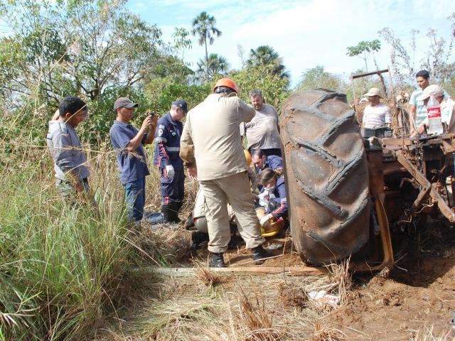Adolescente &eacute; prensado por trator ao tentar ajudar vizinho em ch&aacute;cara