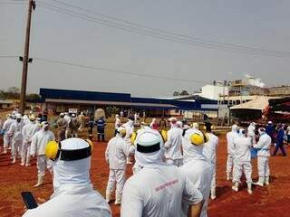 Funcionários evacuara setor e ficaram no pátio da unidade até irem para o hospital. (Foto: Região News) 