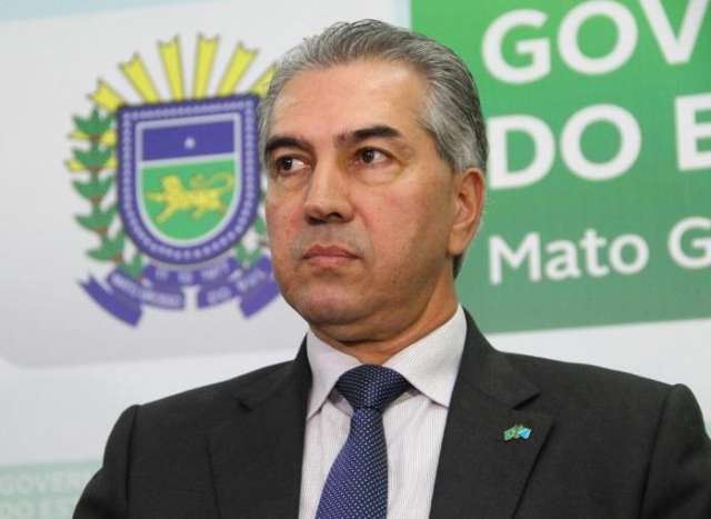 Governador entrega casas e inaugura reforma de escola em Selv&iacute;ria
