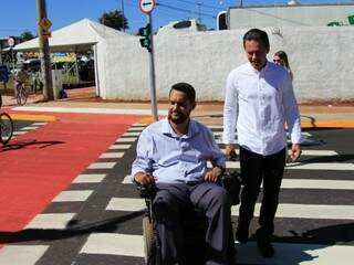 David Marques e o prefeito Marquinhos Trad testaram acessibilidade em rotatória (Foto: Marina Pacheco)