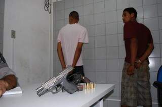 Armas apreendidas com os jovens: Thiago Fugêncio dos Santos Pereira e Jairo Ruberdo Farias, na 5ª DP da Capital. (Foto: Simão Nogueira)