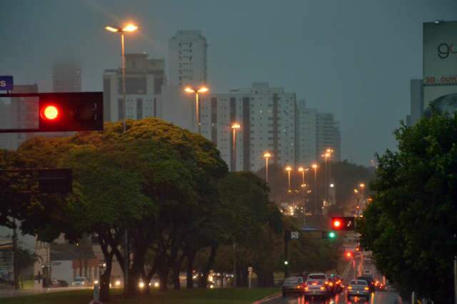  Dia amanhece escuro em Campo Grande; quinta-feira ser&aacute; de chuva