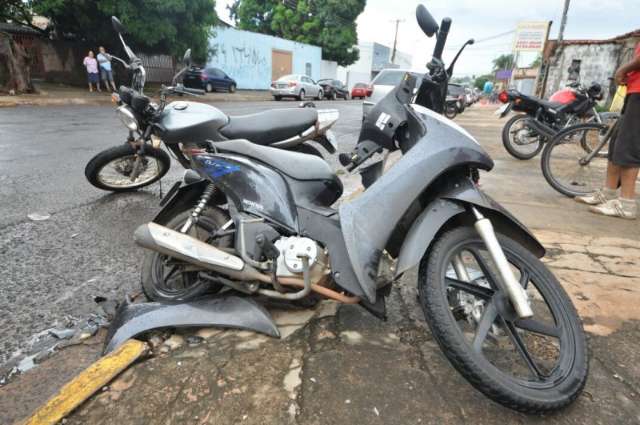 Colis&atilde;o entre motos faz tr&ecirc;s v&iacute;timas em cruzamento do Bairro Amambai