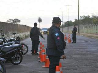 Durante as barreiras montadas em diversas áreas da cidade, são checados documentos dos veículos e dos ocupantes (Foto: Alcides Neto)