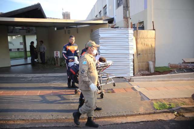 Assustados, pais correm para escola onde menino foi ferido a tiro