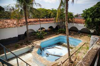 Área com piscina será totalmente reformada para ser o restaurante da Casa Cor MS. (Foto: Thailla Torres)