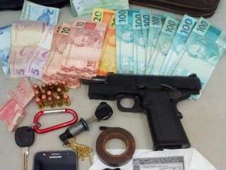 Pistola levada de policial, dinheiro e documentos apreendidos pela PM (Foto: Divulgação)