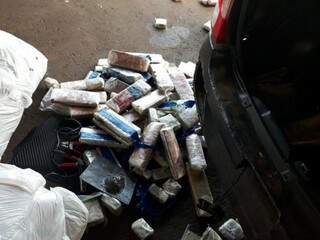 Tabletes de maconha retirada do fundo falso do veículo. (Foto: Divulgação) 