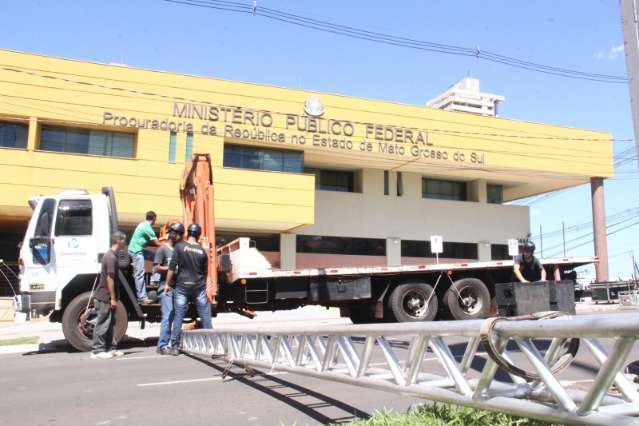 Em frente ao MPF, poucas pessoas acompanham vota&ccedil;&atilde;o do impeachment