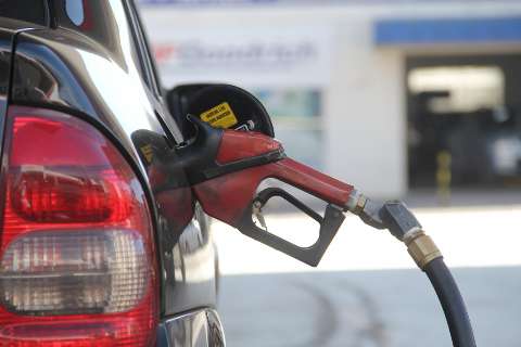 Gasolina fica mais barata pela 3º semana, mas diferença é de centavos