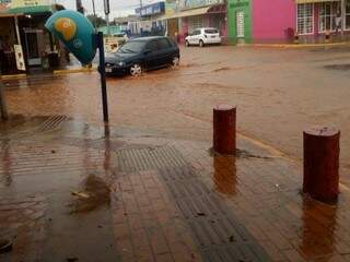 Rua Arquiteto Vila Nova Artigas coberta pela água da chuva (Foto: Direto das Ruas)