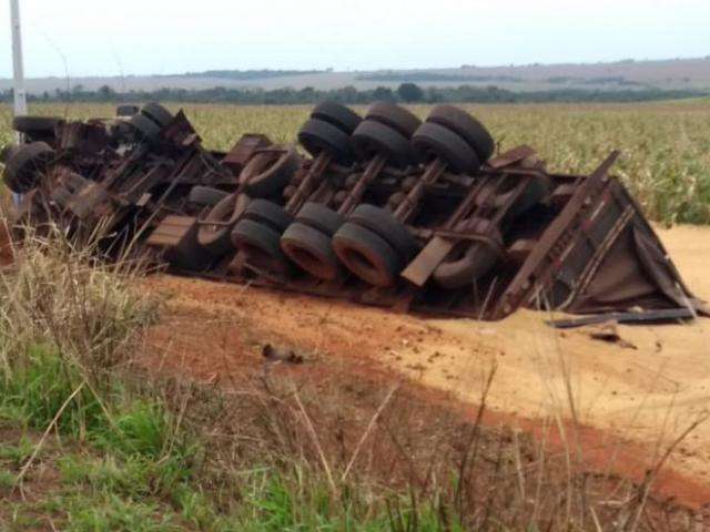 Um morre e 2 ficam feridos em acidente entre caminh&atilde;o e carreta na MS-276