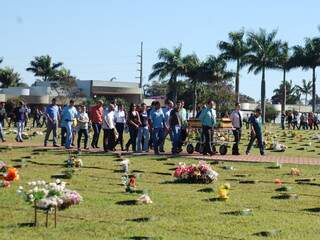 Parentes e amigos acompanharam o enterro. (Foto: Simão Nogueira)