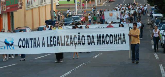  Marcha antidrogas re&uacute;ne mais de 2 mil pessoas no centro da Capital