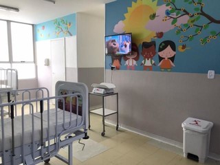 Quarto tem ambiente lúdico para as crianças e CTI tem 5 televisores (Foto: Fernanda Palheta)