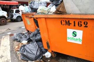 Coleta de lixo parou na quarta-feira e funcionários não receberam o salário de agosto.  (Foto: Marcos Ermínio)