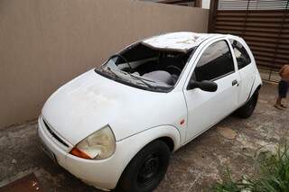 Telhado caiu em cima de veículo avaliado em R$ 8 mil. (Foto: Fernando Antunes)