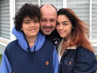 O filho Bruno, de 14 anos, André (pai) e Andreza, de 19 anos. (Foto: Arquivo Pessoal)