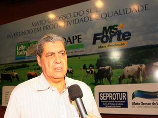 Governador André Puccinelli concede entrevista durante lançamento do projeto &quot;Leite Forte&quot;. (Foto: Divulgação)