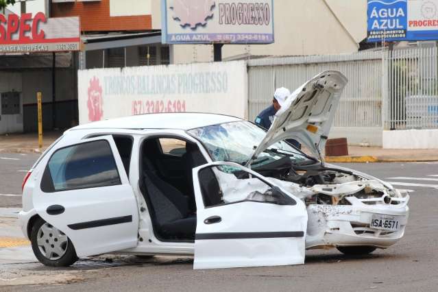 Quatro ficam feridos em acidente entre dois ve&iacute;culos em cruzamento