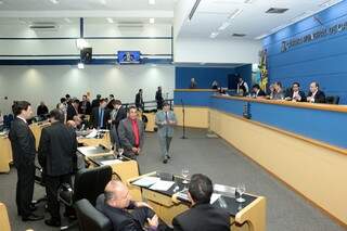 Vereadores durante sessão no plenário da Câmara. (Foto: Izaías Medeiros/CMCG)