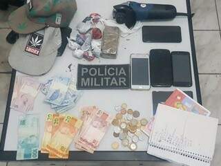 Celulares, droga e dinheiro apreendidos no ponto de venda de drogas. (Foto: Divulgação/PM) 