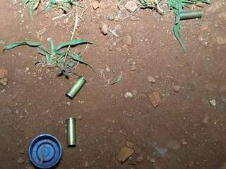 Cápsulas deixadas por pistoleiros no quintal de casa onde dois foram mortos ontem (Foto: Adilson Domingos)