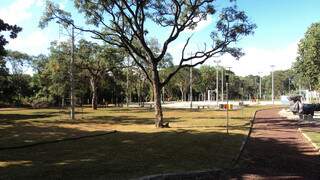 Praça conta com área verde, quadras, espaço para eventos, pista de caminhada.