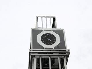 Novo relógio instalado no cruzamento da Rua 14 de Julho com a Avenida Afonso Pena (Foto: Paulo Francis)