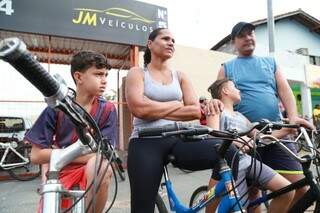 Cley Souza (de camisa azul) abriu mão do trabalho para passear com a família. (Foto: Marcos Ermínio)