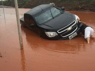 Leitores registram momento em que camionete foi imergida pela lama e água. (Foto: Dourados News/Divulgação)