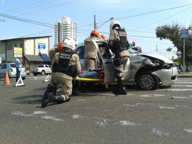 Motorista fura sinal, provoca acidente e causa congestionamento na Cear&aacute;