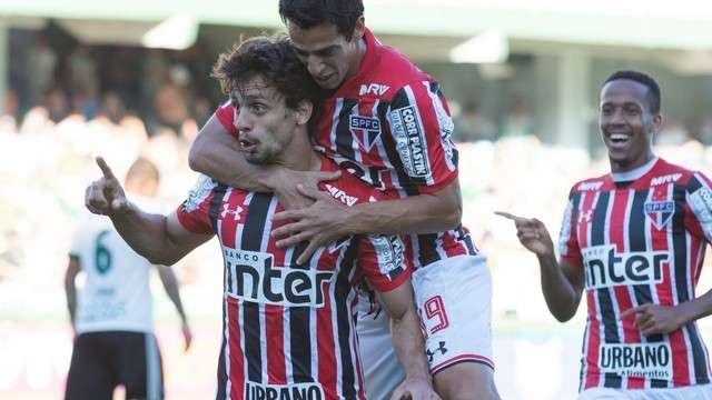 S&atilde;o Paulo vence de virada o Coritiba e garante vaga na Sul-Americana