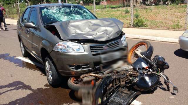 Motociclista &eacute; atingido por carro na contram&atilde;o em cruzamento perigoso 