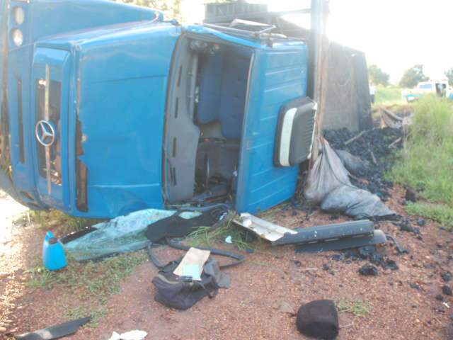  Na MS-080, caminh&atilde;o com telha pega fogo e outro com carv&atilde;o tomba