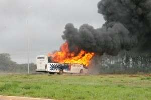 Funcion&aacute;rios que atearam fogo em &ocirc;nibus s&atilde;o encaminhados para pres&iacute;dio 