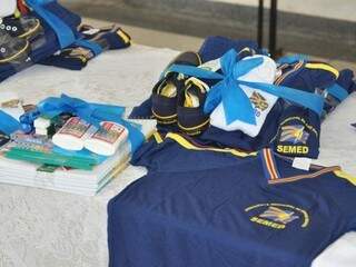 Kits e uniformes distribuídos para alunos da Reme em abril de 2015 (Foto: Arquivo)